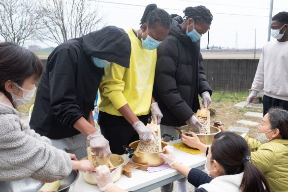 【下野新聞掲載】ナイジェリア人アスリートとしもつかれ作り