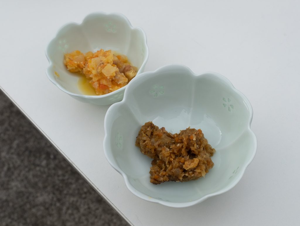 左：一般的なしもつかれ、右：ナイジェリア香辛料入りしもつかれ